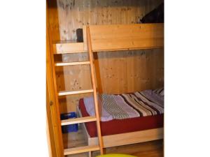 a bunk bed with a ladder in a room at Ferienwohnung Waldraff in Ostrach