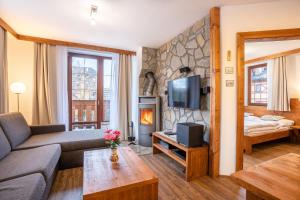ein Wohnzimmer mit Couch und Fernseher in der Unterkunft Kukučka Lomnica - Tatranská Lomnica in Tatranská Lomnica