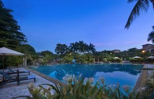 Bazén v ubytování Hillview Golf Resort Dongguan nebo v jeho okolí