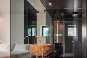 uma casa de banho com banheira no meio de um quarto em Milos Cove em Komia