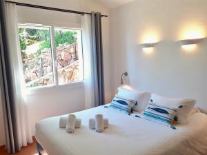 a bedroom with a bed with two towels on it at Résidence Belvedere de Palombaggia in Porto-Vecchio