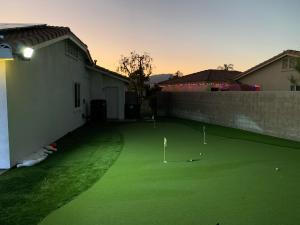 einen Hof mit grünem Rasen mit Golfbällen drauf in der Unterkunft 3 bedroom house with Private Pool, Spa&Golf Course! in La Quinta