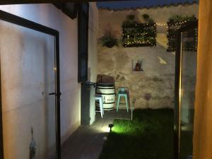 una puerta que conduce a un patio con mesa y taburete en Casa Rural Atelier - Jardin, Wifi, Aire acondicionado y netflix, en Velliza