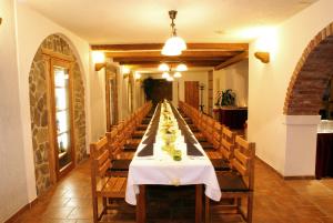 uma longa sala de jantar com mesa e cadeiras em Hotel Na Pekárně em Sušice