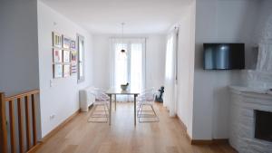 a dining room with a table and chairs at Tetrapolis Keos in Milopótamos
