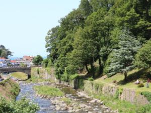 un río con un puente en el fondo en Clooneavin Apartment 2, en Lynmouth