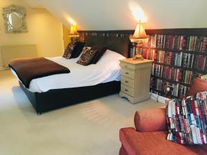 A bed or beds in a room at Felbrigg Lodge 