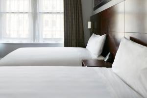 Club Quarters Hotel Embarcadero, San Francisco客房内的一张或多张床位