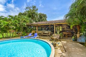 a house with a swimming pool and a patio at Casa Lajagua in Pedasí Town