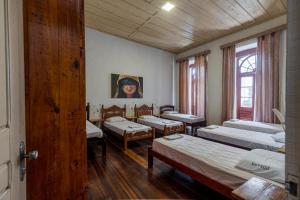 Reviver Hostel客房内的一张或多张床位