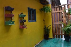 MONADita في سان كريستوبال دي لاس كازاس: جدار أصفر اللون مزين بصناديق الزهور ونافذة