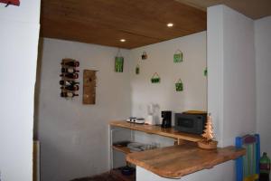 MONADita في سان كريستوبال دي لاس كازاس: مطبخ مع كونتر خشبي في الغرفة