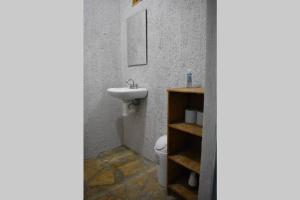 MONADita في سان كريستوبال دي لاس كازاس: حمام مع حوض ومرحاض +37 صورة