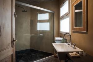 Ein Badezimmer in der Unterkunft MarAdentro Apart Hotel & Suites