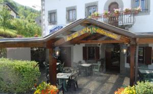 ピエヴェペーラゴにあるHotel Valle Verdeの建物の前にあるレストラン
