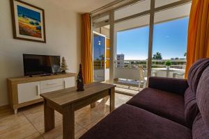 un soggiorno con divano e TV di Seaview Friendly Holiday Home 5 a Playa del Ingles