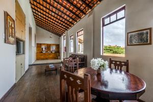 een eetkamer met een houten tafel en een raam bij Reviver Hostel in São Luís