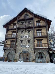 un bâtiment avec une boelale d'hôtel écrite sur celui-ci dans l'établissement Hotel Bocalé, à Sallent de Gállego