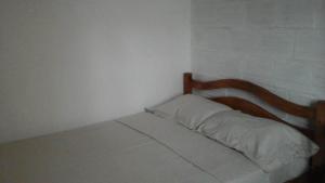 a bed with a wooden headboard in a room at Eco-Cabaña Termales Santa Rosa in Santa Rosa de Cabal