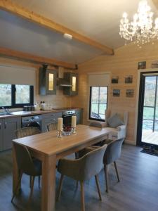 Boyhollagh的住宿－The Lodge Mountain View Log Cabin , Attymass Ballina，相簿中的一張相片