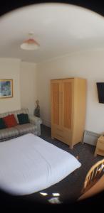 6 berth ground floor flat Glen Villa 2 في غريت يورماوث: غرفة نوم بسرير كبير وأريكة