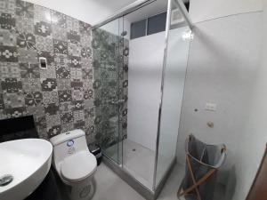 une salle de bain avec une douche, des toilettes et un lavabo dans l'établissement Miraflores Kennedy's Park Apartment, à Lima 28 autres photos