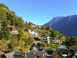 ein Dorf in den Bergen mit Häusern und Bäumen in der Unterkunft Les Soldanelles in Salvan