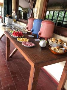 ein Holztisch mit Tellern voller Essen darauf in der Unterkunft Cabañas La Querencia 2 dormitorios in Villa Cura Brochero