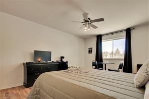a bedroom with a large bed and a large window at Auberge motel drakkar in Shawinigan