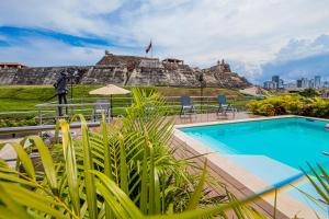een zwembad met uitzicht op de edinburgh bij GHL San Lazaro Art Hotel in Cartagena