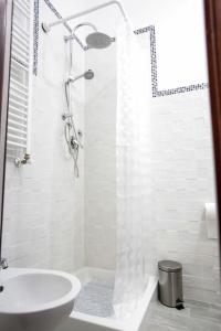 y baño con ducha, bañera y lavamanos. en Bed & Breakfast La Rosa, en Roma