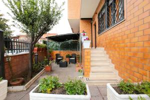 un edificio de ladrillo con una escalera con plantas en Bed & Breakfast La Rosa, en Roma