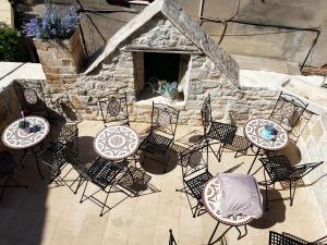 - un ensemble de chaises et de tables sur une terrasse dans l'établissement Villa Nautica Stone House, à Split
