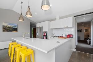 A kitchen or kitchenette at Locheagles Nest - Kinloch Holiday Home
