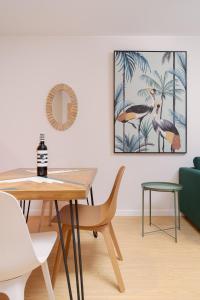 une salle à manger avec une table et une photo sur le mur dans l'établissement Chez Abel, à Las Palmas de Gran Canaria