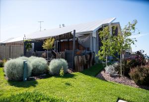 una casa con techo de metal en un patio en Bellarine getaway close to beach, en Curlewis 10 fotos más