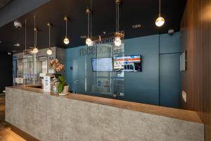 a restaurant with a blue wall and a counter at ibis budget Lima Miraflores in Lima