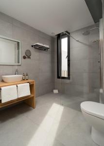 y baño con ducha, lavabo y aseo. en Chez Abel, en Las Palmas de Gran Canaria