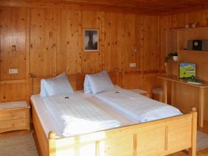 A bed or beds in a room at Elsenhof