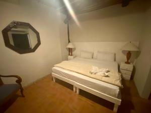 Un dormitorio con una cama con un espejo en la pared. en Casa CARIBE Cancun, en Cancún