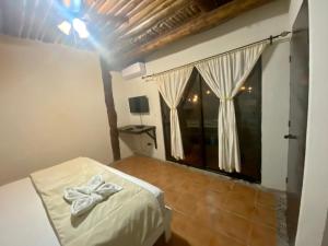 1 dormitorio con 1 cama con arco en Casa CARIBE Cancun, en Cancún