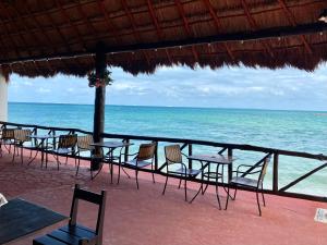 una fila de mesas y sillas en la playa en Casa CARIBE Cancun, en Cancún