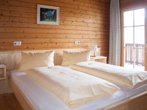 A bed or beds in a room at Elsenhof