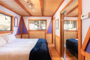 Giường trong phòng chung tại Moonlight Ridge - 1929 by Big Bear Vacations