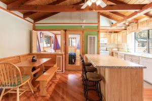 Ảnh trong thư viện ảnh của Moonlight Ridge - 1929 by Big Bear Vacations ở Big Bear Lake