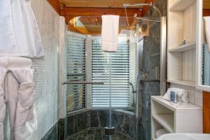 Phòng tắm tại Moonlight Ridge - 1929 by Big Bear Vacations +17 ảnh