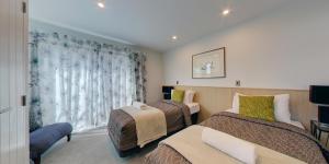 מיטה או מיטות בחדר ב-Distinction Wanaka Alpine Resort