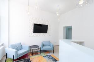 A television and/or entertainment centre at STAY@MA Boardinghouse Mannheim