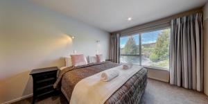 Distinction Wanaka Alpine Resort房間的床