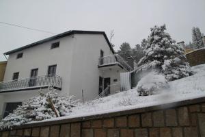 een huis met sneeuw op het dak bij Casas do Patrao II in Sabugueiro